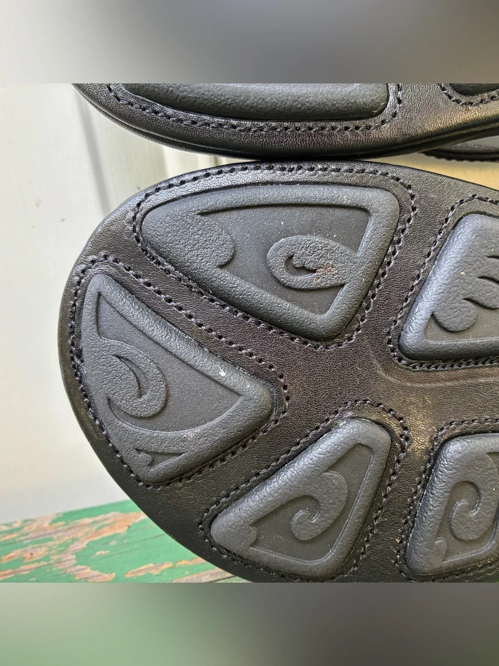 OluKai Kulia Leather Flip Flop Sandals Black Comfort Thong Sandals Mens Sz 9